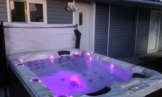 Oscoda Cabin | Cabin in Oscoda with hot tub and game roomnn