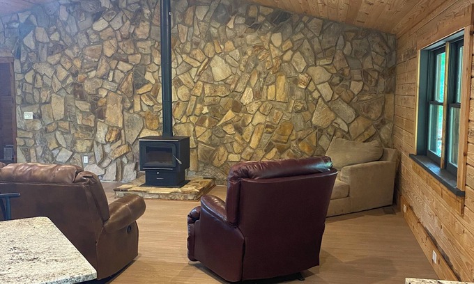 Bracey Cabin | Cabin on Gaston. Fishing, hunting, relaxation in luxury.