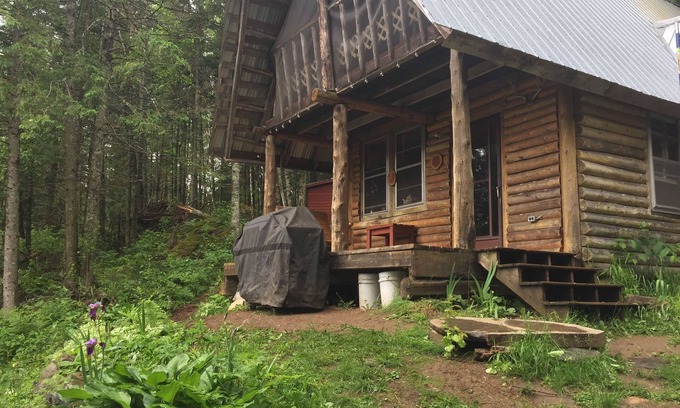 Brudenell Cabin | CABIN overlooking pond + HIKING to waterfalls & lookouts (completely off-grid)