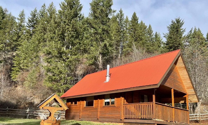 Lumby Cabin | Cabin Rentals at Guest Lodge in North Okanagan