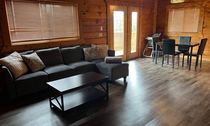 Warrens Condo | Cabin Retreat near Three Bearsnn