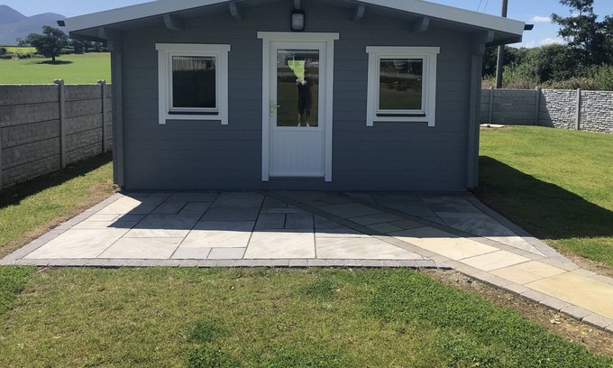 Aghadoe Cabin | Cabin Retreat with Mountain View’s Private Pet Friendly