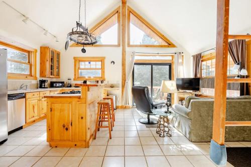 Minturn House | Cabin-Style Ski Home in Minturn with Private Deck