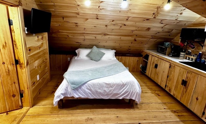 Whitefield Apartment | Cabin Style Studio Apt - 100 Acres/Kayaks/Canoes