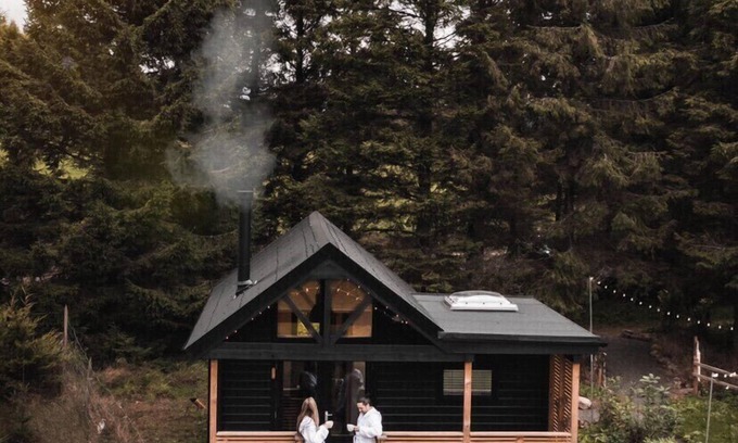 Balfron Cabin | Cabin, with deck and outside bath in woodlands