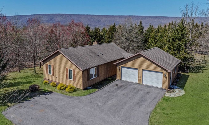 Berkeley Springs House | Cacapon Connected - wifi, fire pit, deck, king bed, game room, nearby golf