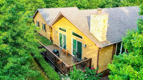 Berkeley Springs House | Cacapon Connected - Wifi, Fire Pit, Game Room, King Bed, Deck, Grill, Fireplace, Pet Friendly, Garage for mountain bike storage