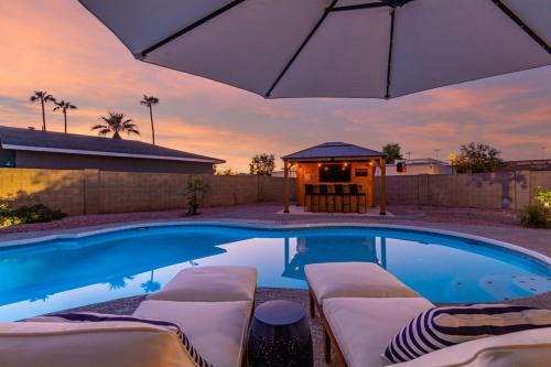 Paradise Valley Village House | Cactus Glen Free Htd Pool GameRoom Cabana Bar