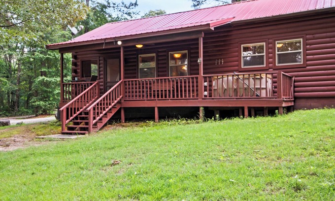 Bismarck Cabin | Caddo Ridge Cabin with Hot Tub