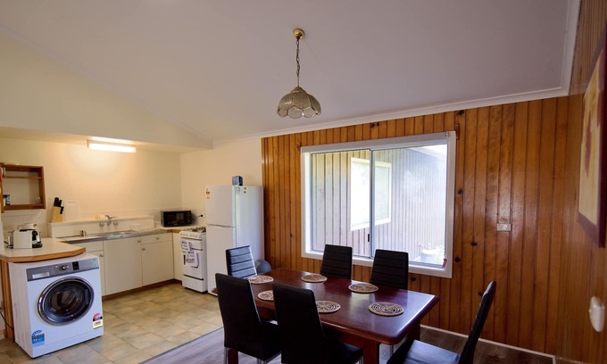 Burnt Pine Cottage | Cadel’s Cottage 5min walk to the supermarket & shopping, 4 minutes to the beach