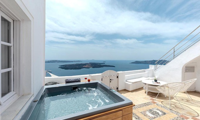 Imerovigli Villa | Calderas Hug & Panoramic Sea View - 3 Lux Suites