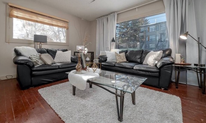 Highland Park House | Calgary 2BD w Laundry