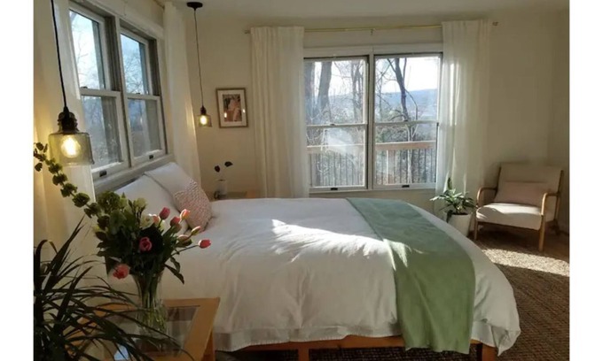 Purcellville Cabin | Cali's Mountain Hideaway - Peaceful Luxury Awaits!