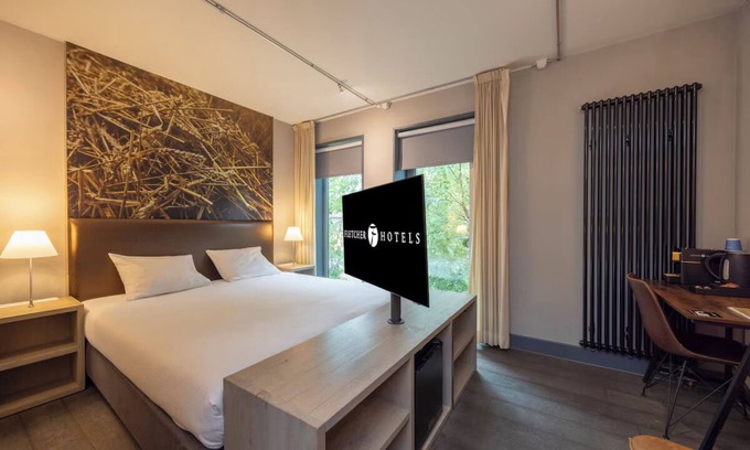 Coevorden Hotel | Calm and Quiet Estate Room Near WILDLANDS Adventure Zoo Emmen