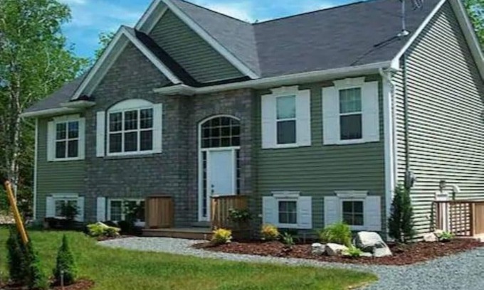 Fall River House | CALM AND QUIET NEIGHBOURHOOD