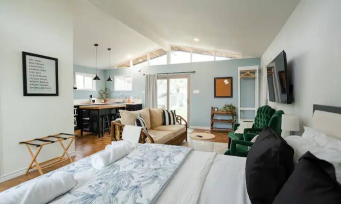 Bay Area House | Calm & Coastal-Styled Guest House