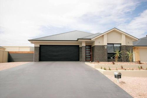Moonta Bay House | Calm Waters