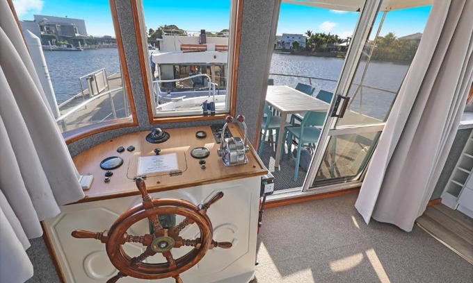 Pelican Waters Boat Rental | Caloundra Houseboats