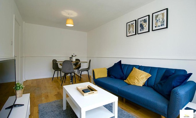 Camberley Apartment | Camberley Spacious and Comfy 3 Bedroom Home, Next to Frimley Hospital with Parking