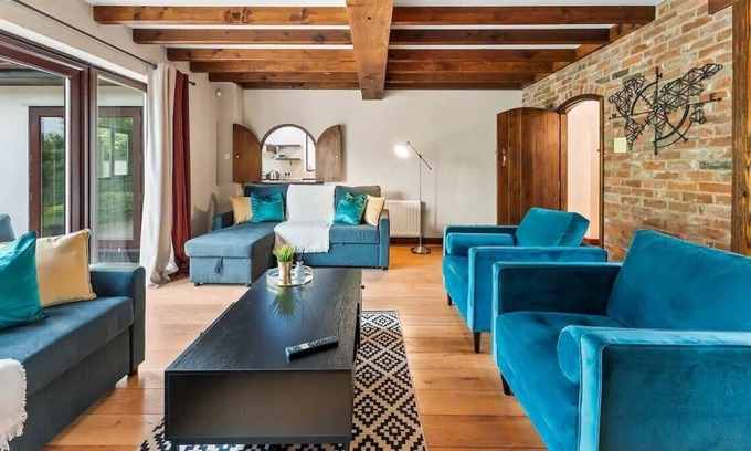 Cambridge House | Cambridge Abode Sleeps 20 - Hot tub