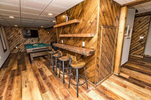 Cresco House | CamelbackSki Mts,Firepit,Hottub,4BR&BonusRoom,Casino,Linens!