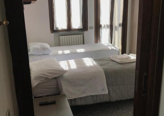 Cislago Apartment | Camera con bagno Mirjana