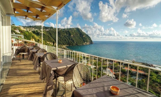 Forio Bed & Breakfast | Camere con colazione, 5 minuti lontano dal mare, animali ammessi