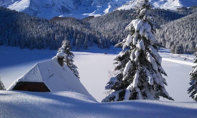 Campan House | Campan Payolle: NICELY DECORATED CHALET ON TWO LEVELS WITH BREATHTAKING VIEW OF MOUNTAINS AND LAKE