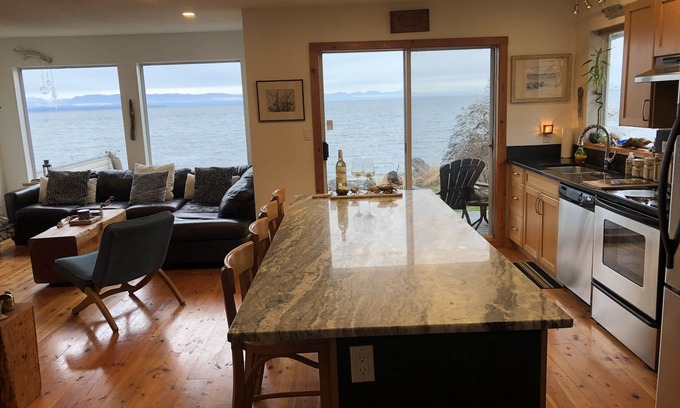 Campbell River House | Campbell River - beachfront duplex on Stories Beach the Georgia Strait