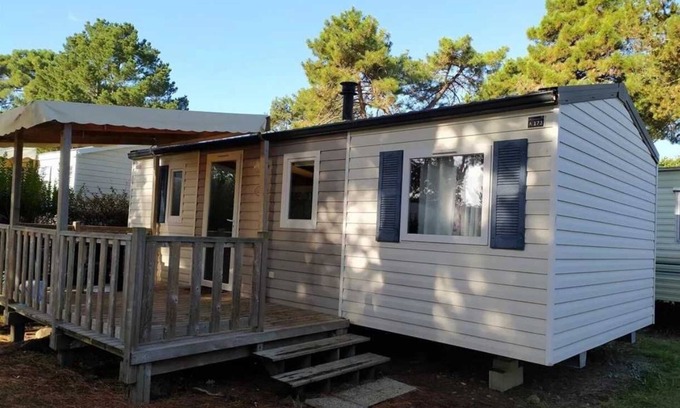 Banes House | Camping 3 étoiles - Piscine - eehgge