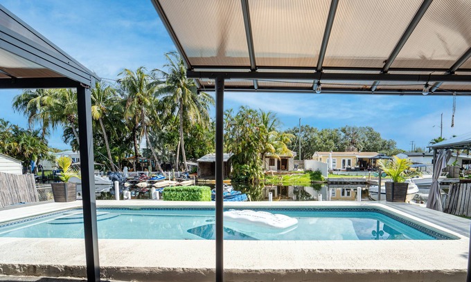 North Central Hollywood House | Canal Front Home In Hollywood w Private Pool