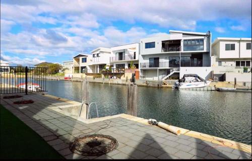 Wannanup House | Canal Sunsets, Dolphins,wifi, Pool Table, Family