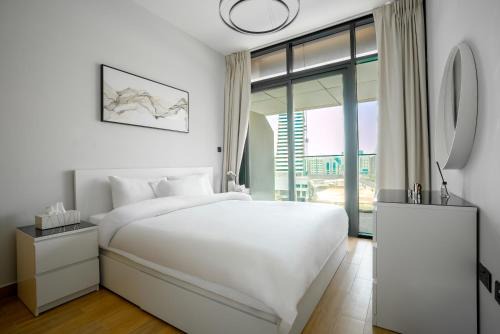 Abu Dhabi Apartment | Canal View 1BR near Galleria Mall & Cleveland