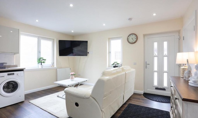 Broxburn House | Canal View Cottage