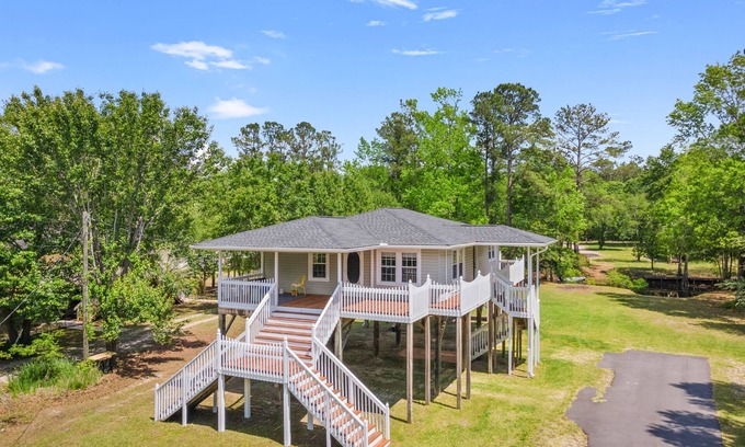 Conway House | Canal Waterfront River Cottage - 15 Miles from Myrtle Beach