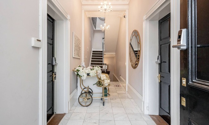 Canary Wharf House | Canary Wharf Spacious and Large Apartment with Parking