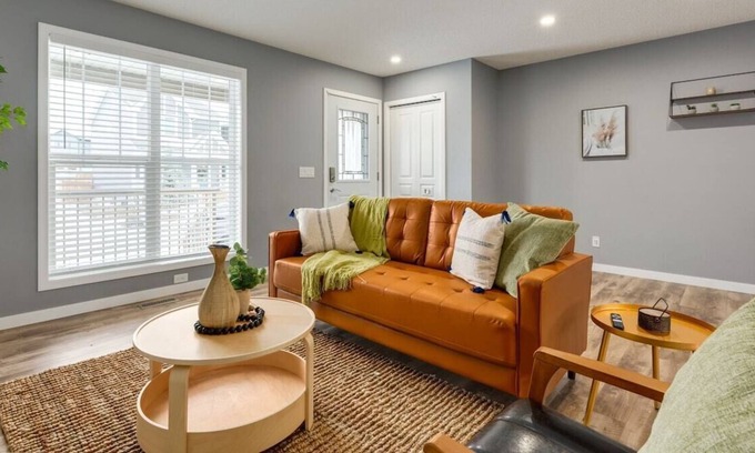 Cranston House | "Candelabrum" in Cranston Sleeps 6!