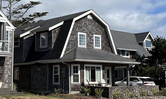 Tolovana Park House | Cannon Beach - remodeled in 2018, Mid-Beach, 200 Feet to beach