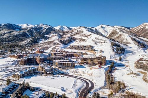 Park City House | Canyons Resort, Community Hot Tub Retreat, Slopes located steps away!