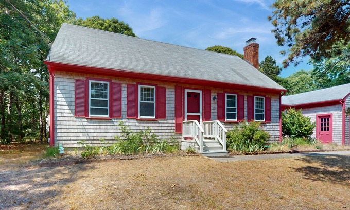 North Eastham House | Cape Getaway -walk to restaurants & shops, near bay & ocean beaches & rail trail