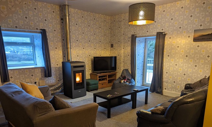 Llanllyfni Apartment | CAPEL TANRALLT, pet friendly, country holiday cottage in Penygroes