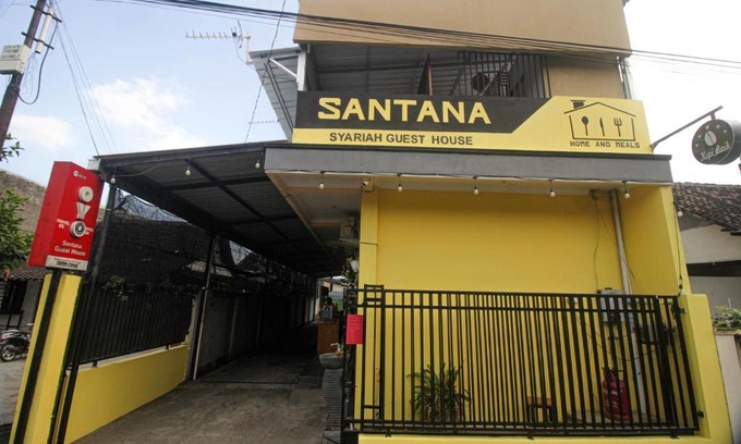Surakarta Hotel | Capital O 2258 Santana Syariah Guest House