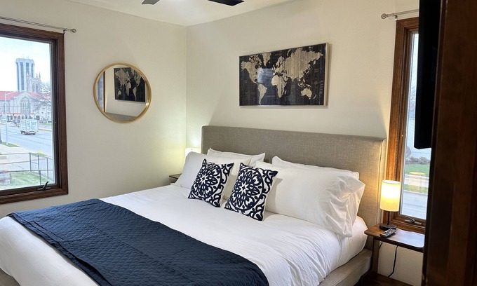 Springfield Apartment | Capital Suite on 6th Street - King Bed/Downtown!