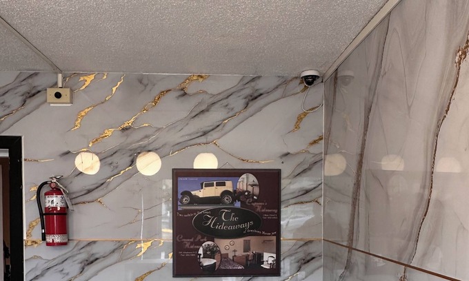Moose Jaw Hotel | Capone's Hideaway Motel