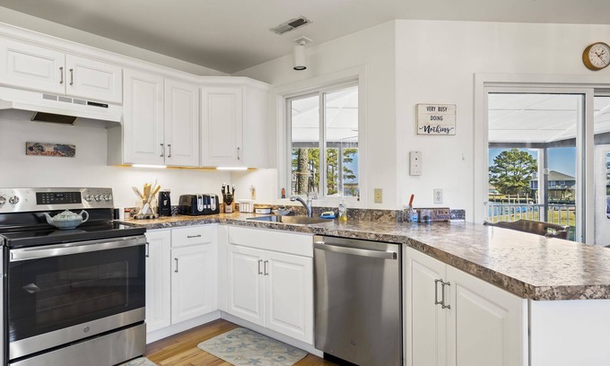 Deep Hole House | Captain Freeland in Oyster Bay! Amazing Views of the Canal and Bay.