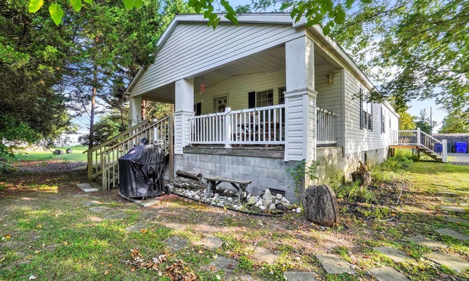 Bowers Beach House | Captain's Cottage- Walking distance to beach, 10 Mins to DE Turf