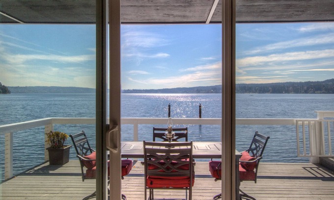 Gig Harbor House | Captain's House- Luxury Beachfront Home. 2 Levels for group fun or privacy