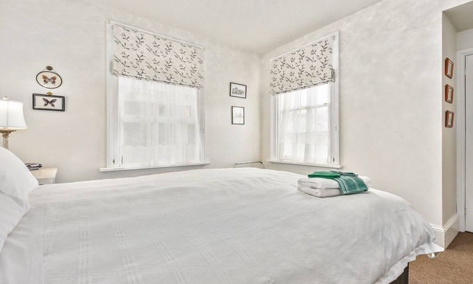 Launceston CBD Cottage | Captain Stirling's Bungalow city fringe locale.