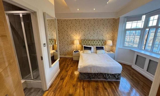 Surrey Docks Apartment | Captivating 4-Bed Apartment in London