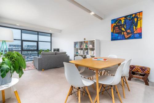 Kingston Apartment | Captivating Lake Views in Kingston - Hosted by CanStay